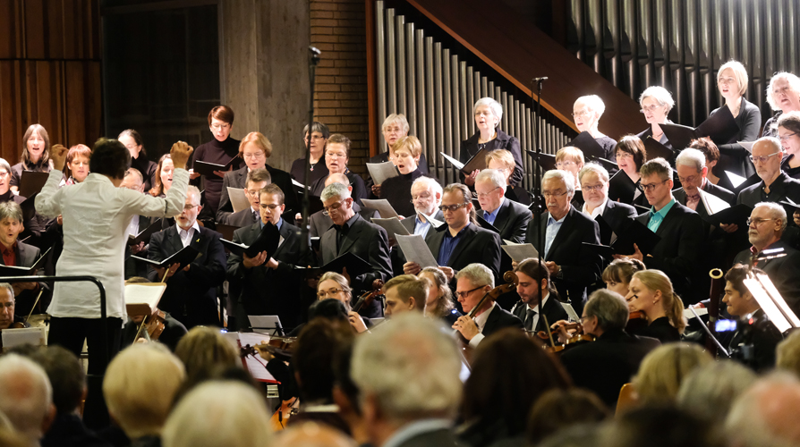 Uraufführung Luther-Oratorium in der Friedenskirche Molzhausweg unter der Leitung von Dorothea Haverkamp