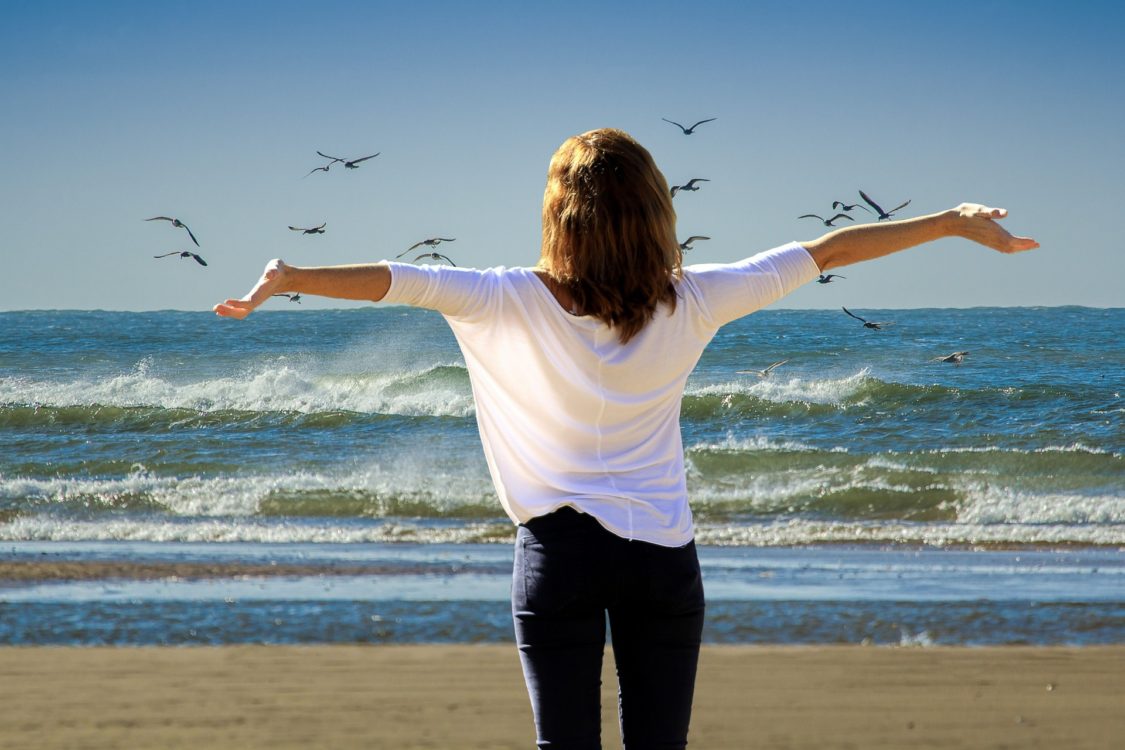 Ferien, Urlaubszeit, Frau am Meer