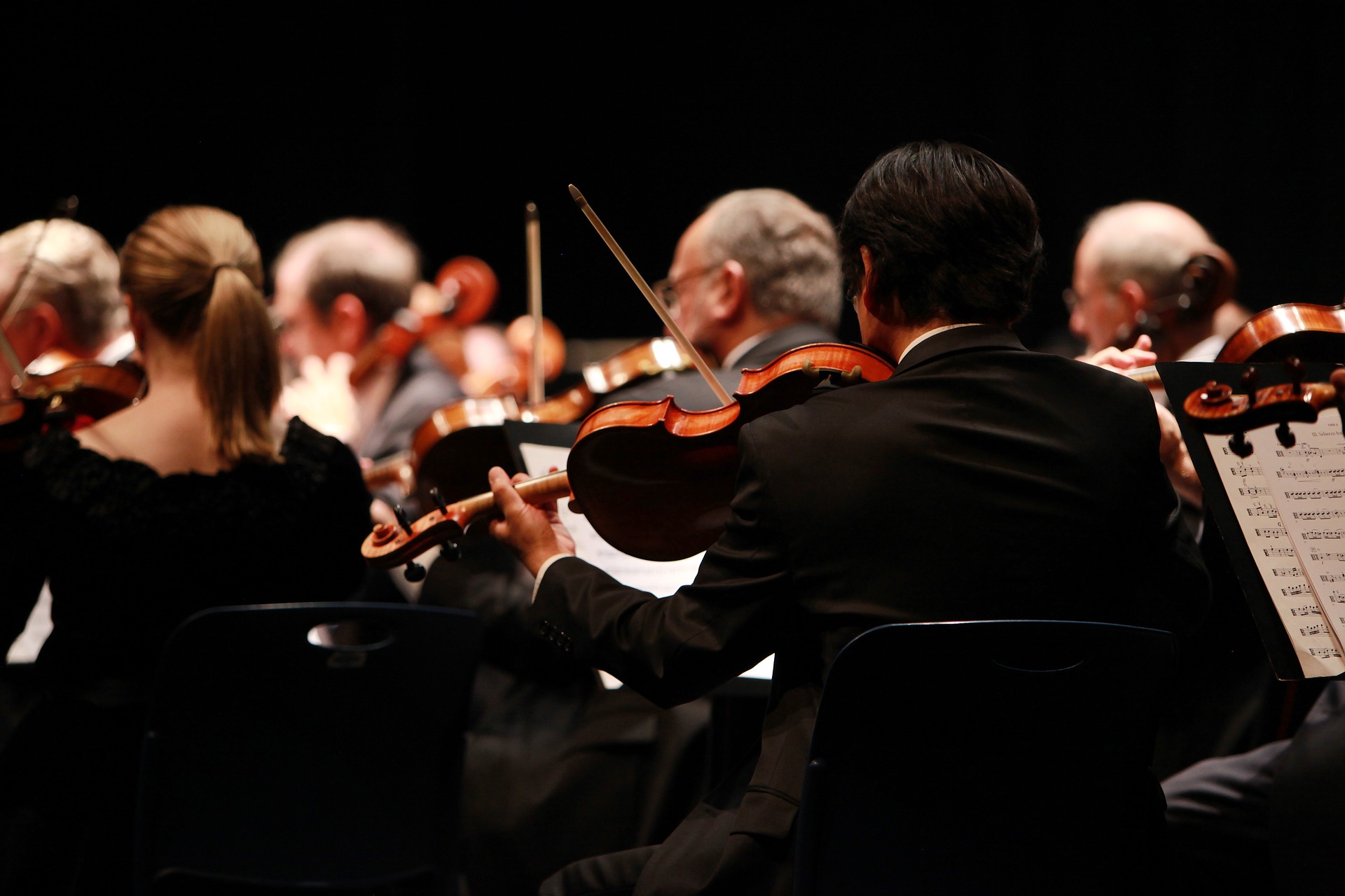Streicher im Orchester