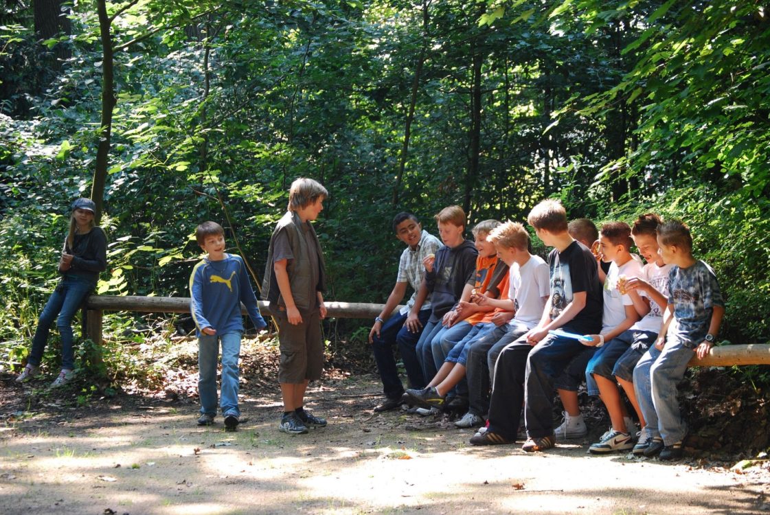 Jugendgruppe im Wald