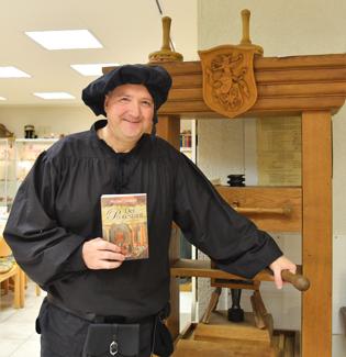 Druckermeister Michael Landgraf mit seinem Roman "Der Protestant"