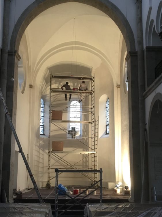 Die Reformationskirche wird innen mit spezieller Farbe gestrichen