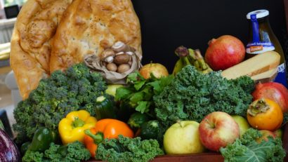 Brot, Milch und Käse sowie Gemüse und Obst zum Erntedankfest