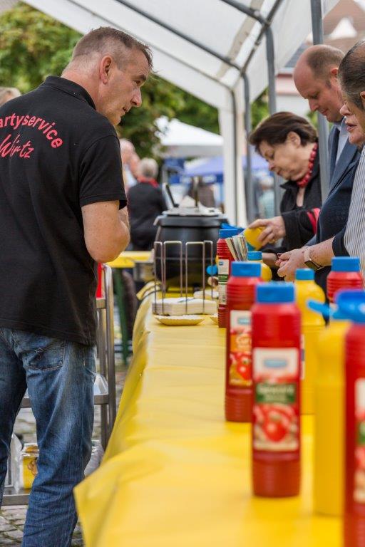 Schlangestehen beim warmen Essen