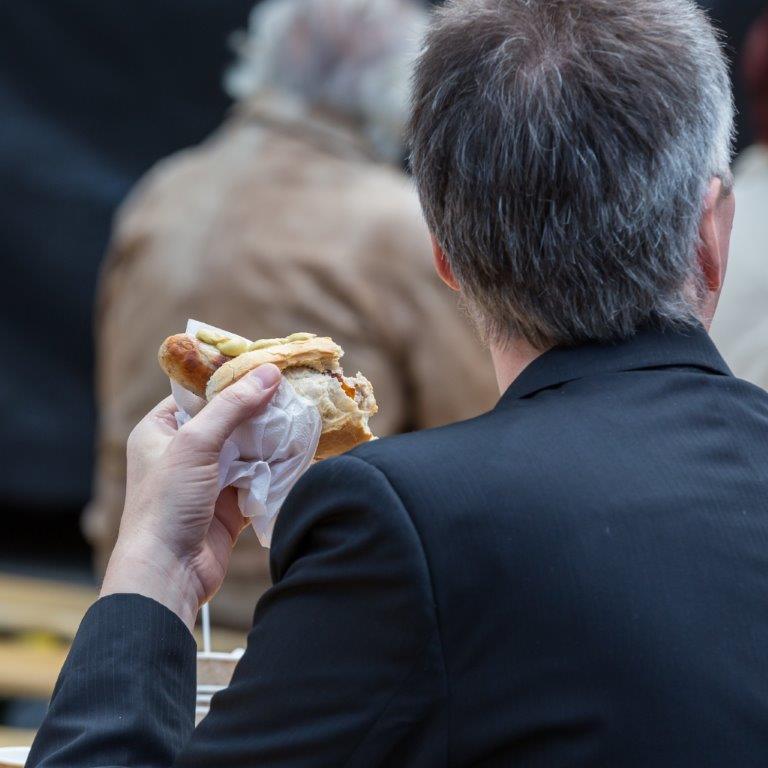 Bratwurst im Brötchen