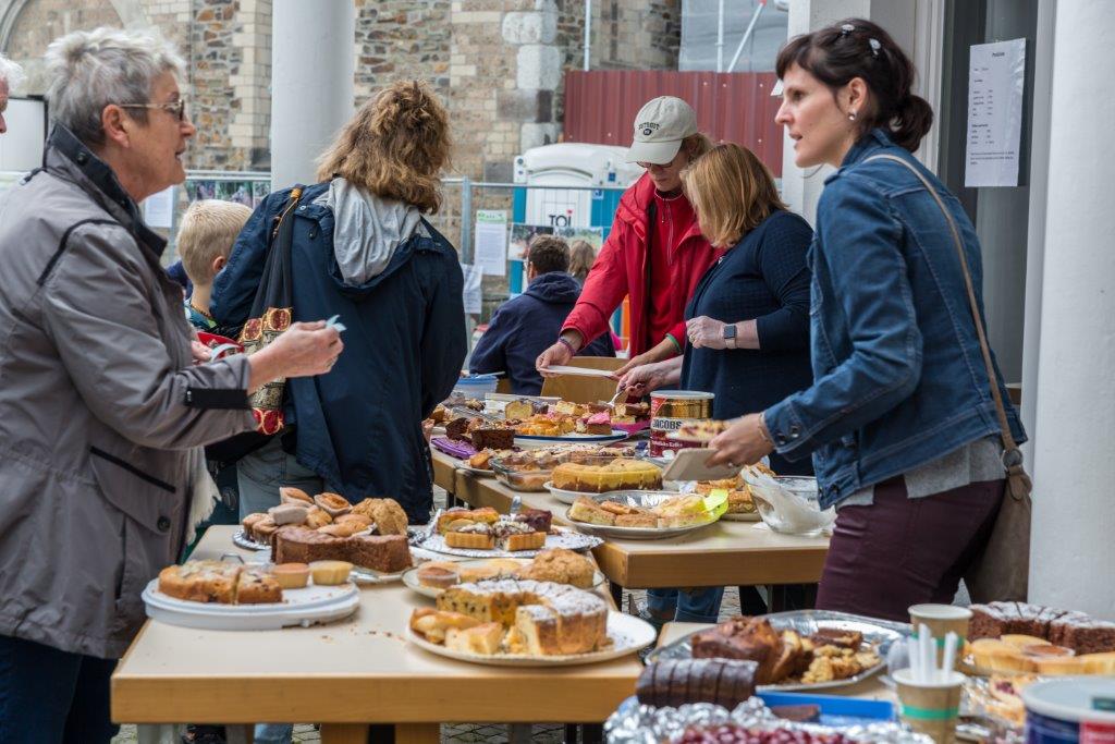Großes Kuchenbüffet