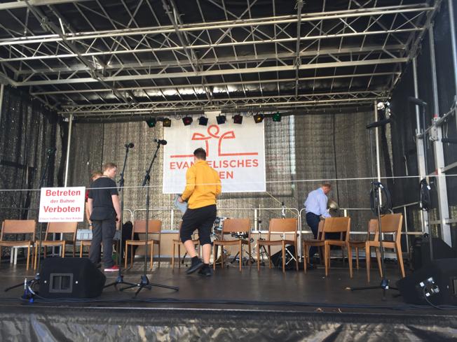 Aufbau auf der Bühne für das Gemeindefest