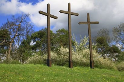 Karfreitag 3 Kreuze auf Wiese