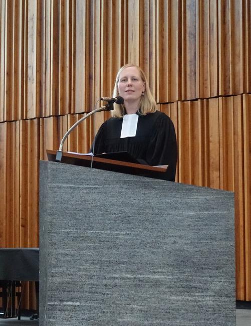 Pfarrerin Esther Pippig in der Friedenskirche