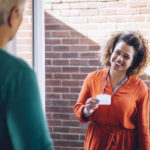Junge Frau besucht ältere Dame