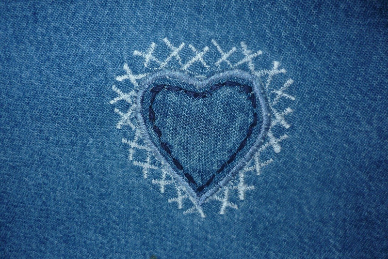 Jeans mit Stickerei in Herzform