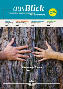 Titelbild des ausBlick Veranstaltungsmagazins / Zusammen finden – zwei Hände umfassen einen alten Baumstamm