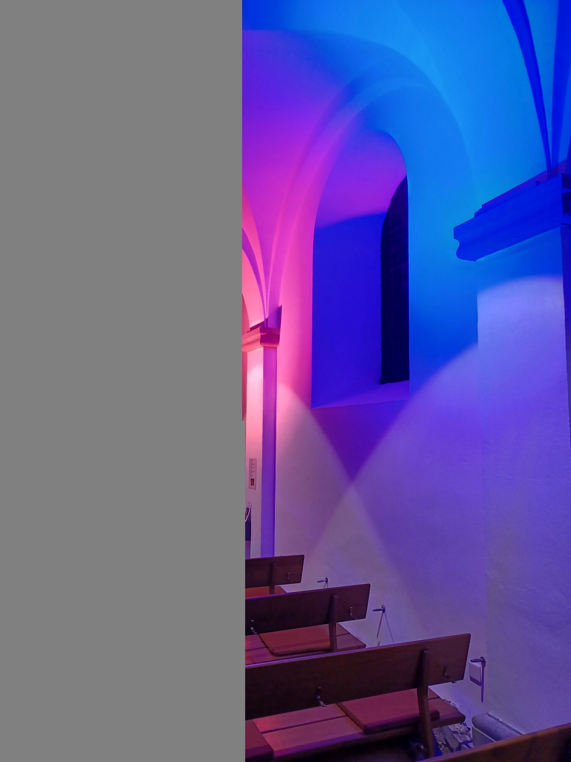 Reformationskirche bunt beleuchtet