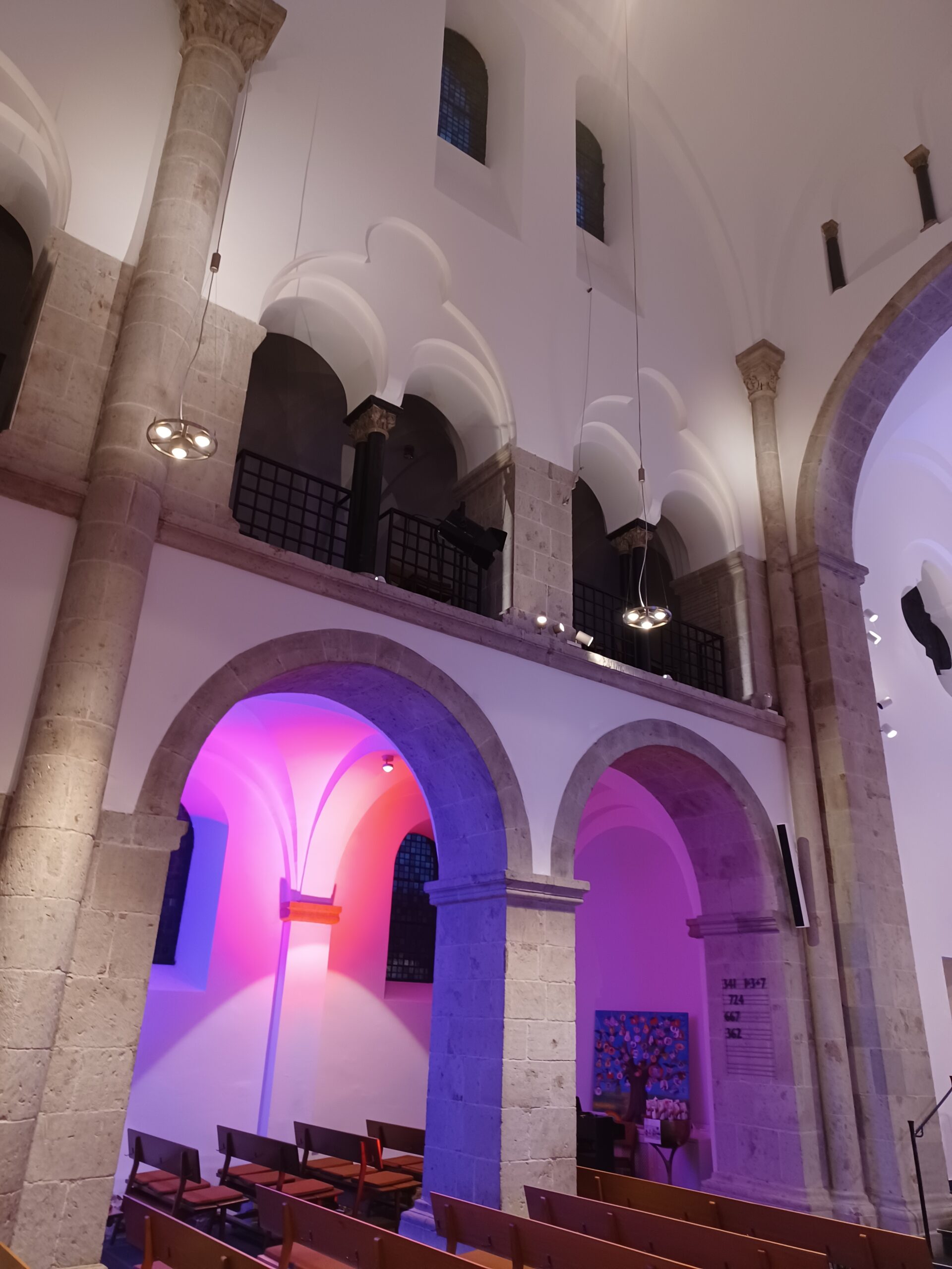 Reformationskirche bunt beleuchtet