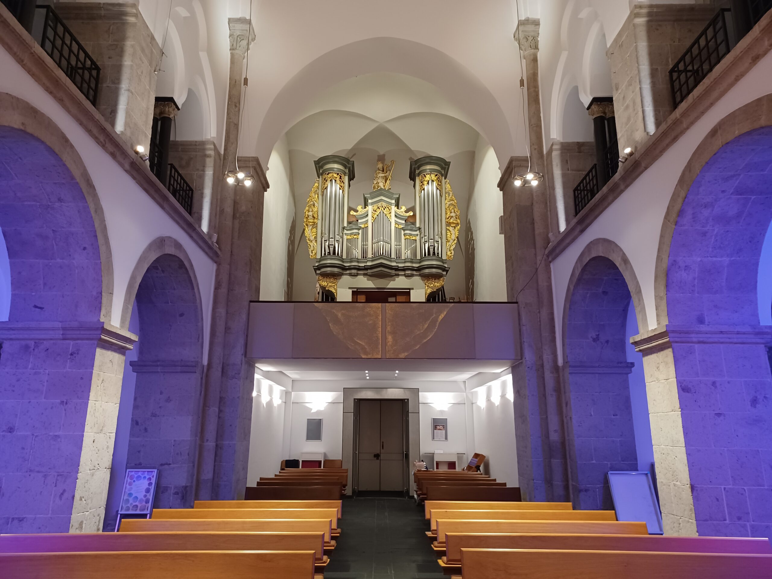 Reformationskirche bunt beleuchtet