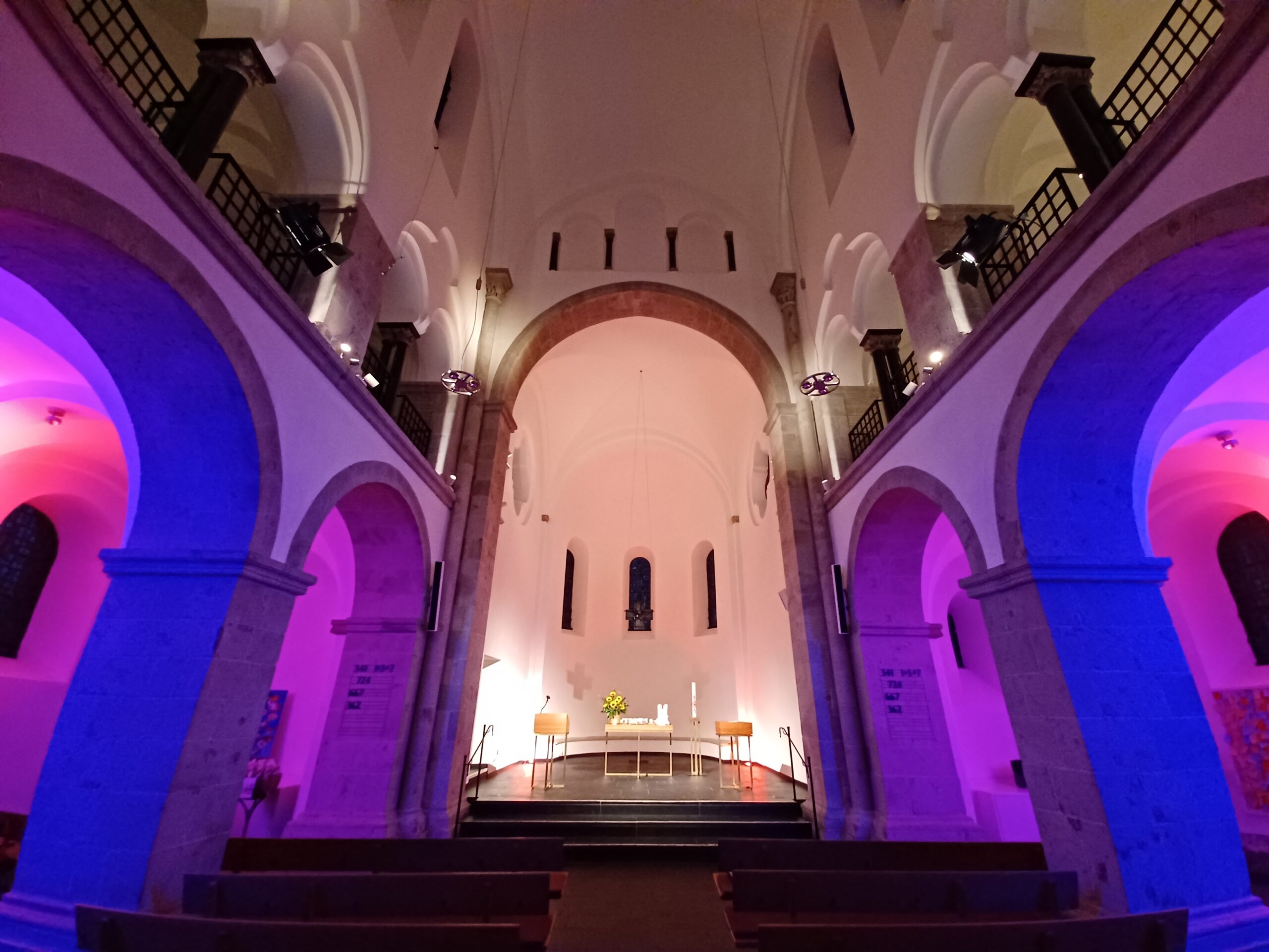 Reformationskirche bunt beleuchtet