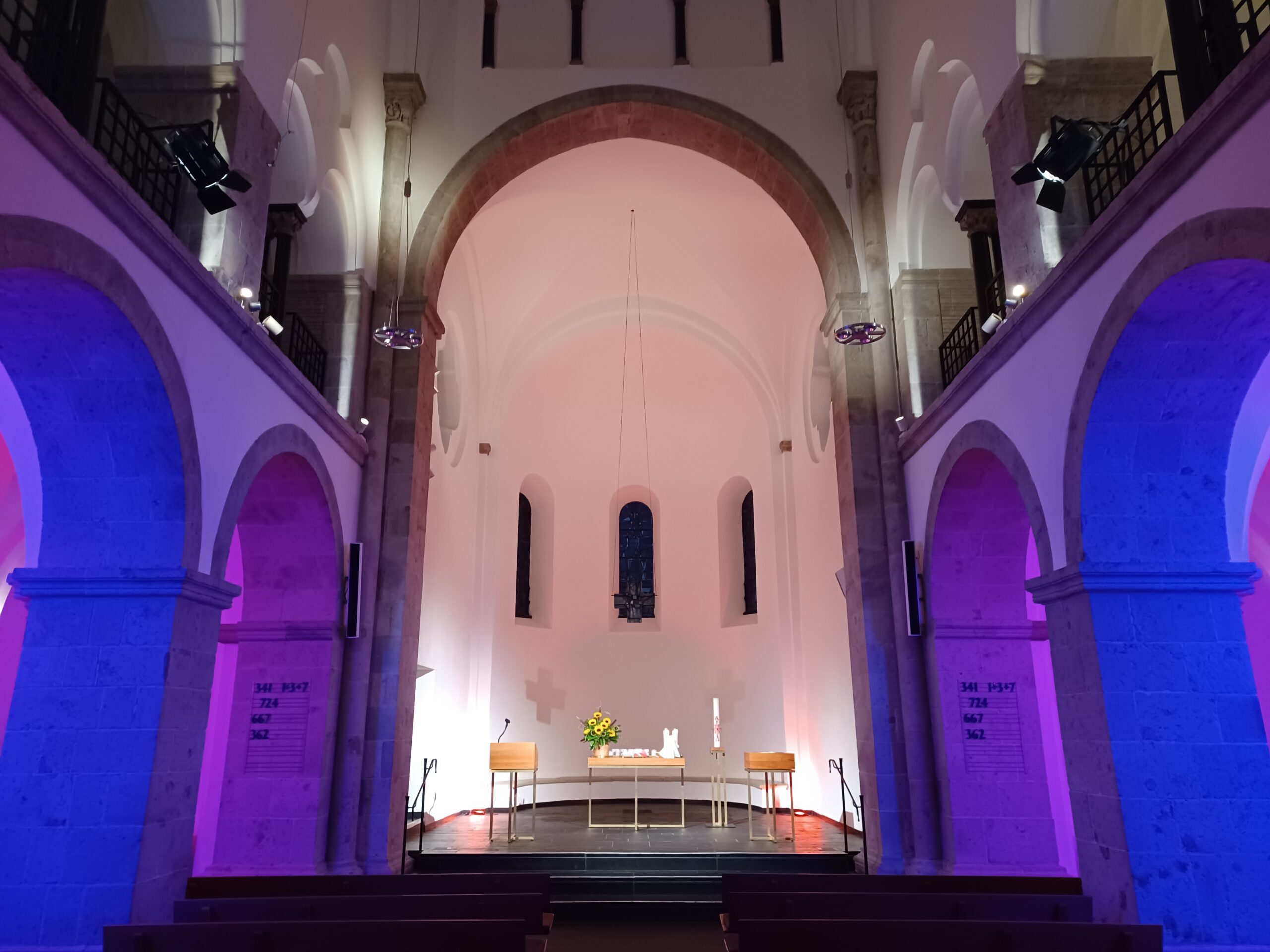 Reformationskirche bunt beleuchtet