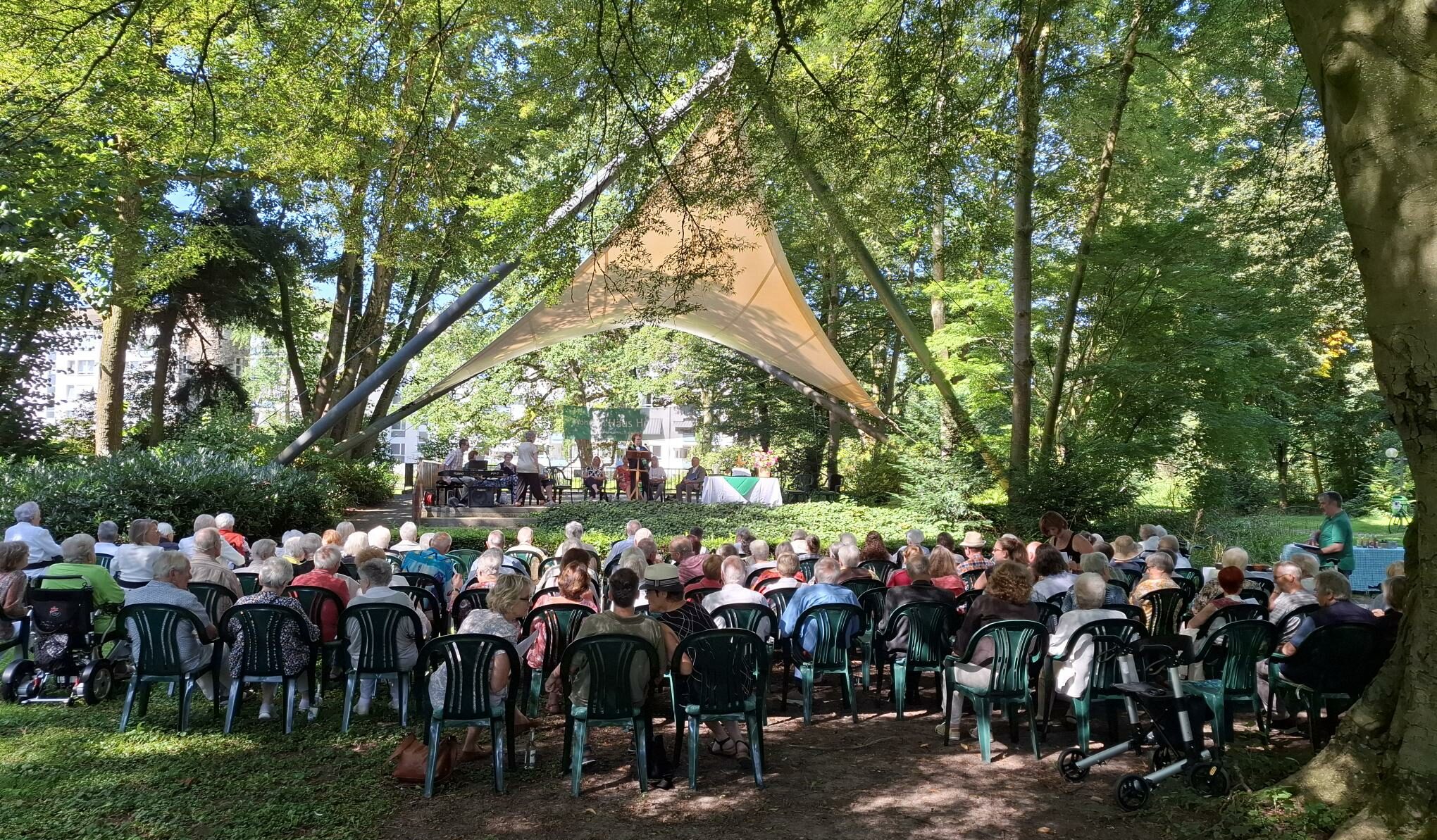 Du betrachtest gerade Rückblick Sommerkirche am 11.8.2024 im Park von Haus Horst