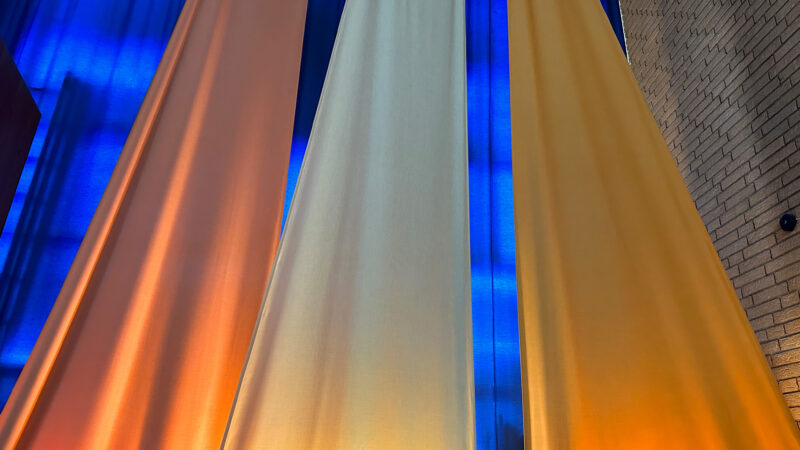 Die drei Fahnen der Taizé-Ecke in der Friedenskirche