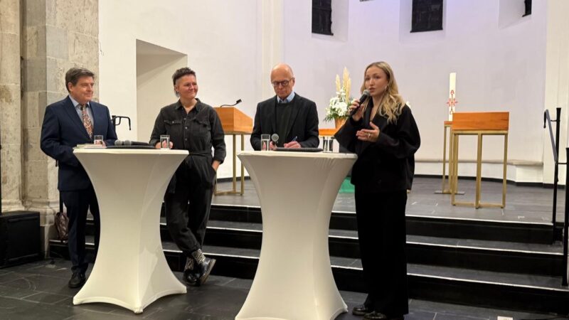 von links nach rechts: Hennig Aretz, Janneke Botta, Dr. Lothar Schröder und Clara Alina Schulz